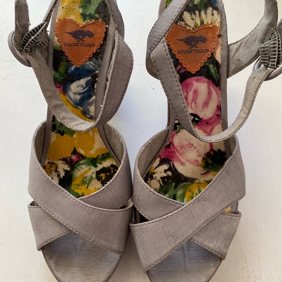 Rocket Dog Silver Silk platform Heels 8 - Picture 2 of 4